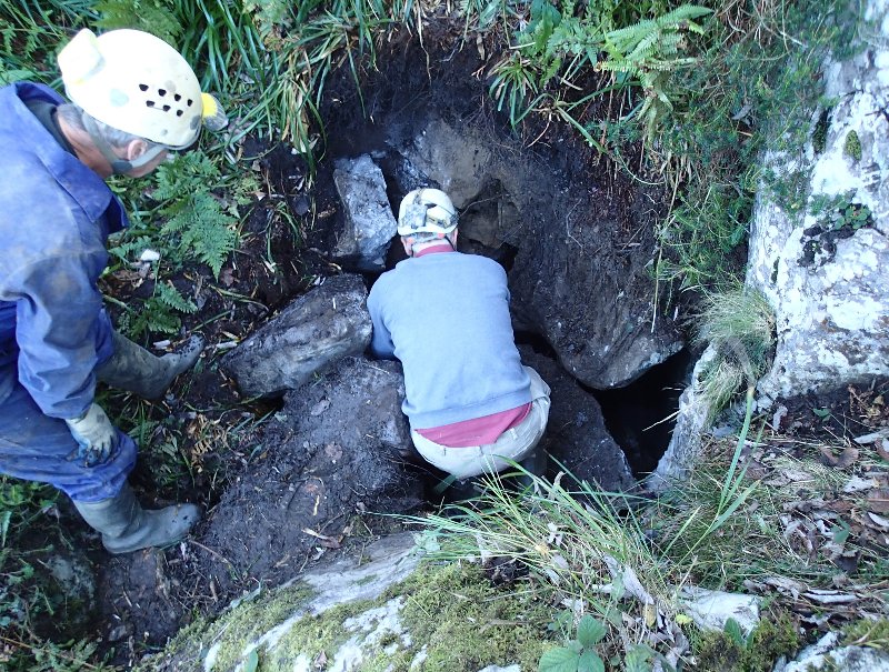 2294 PA290591.JPG
Peter et Juan en pleine désobstruction
Fichier manquant